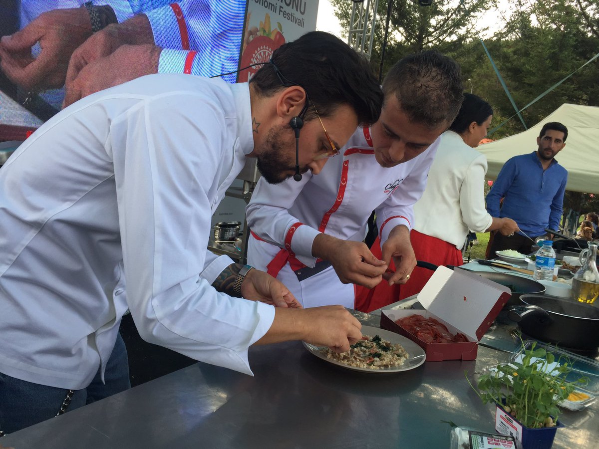 Kastro_fest's tweet photo. İtalyan şef Danilo Zanna ve yerel şef Sercan Karaçam yeteneklerini Kastrofest’te sergiledi🥳

#kastrofest #gastronomi #festival #lezzet #kastamonu https://t.co/rURVRUQ4vC