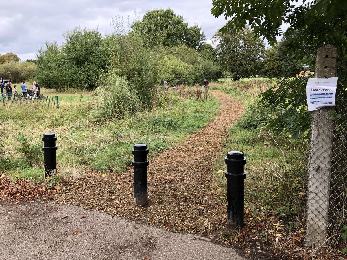 Ourmanorpark's tweet photo. A big thank you to all the volunteers who came out today to help make Manor Park a little bit more loved. 

The seasonal pond area was give good trim. Wood-chip was spread on paths. Brambles were bashed and litter-picked.

(Photos courtesy James Ryan Campbell) https://t.co/3BcG3Oofdf