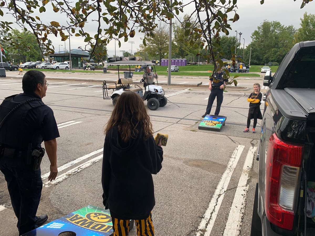 Great public service stopped and played with kids ⁦<a href="/Payton34Mase13/">Scott Mason</a>⁩ #fightforiowa