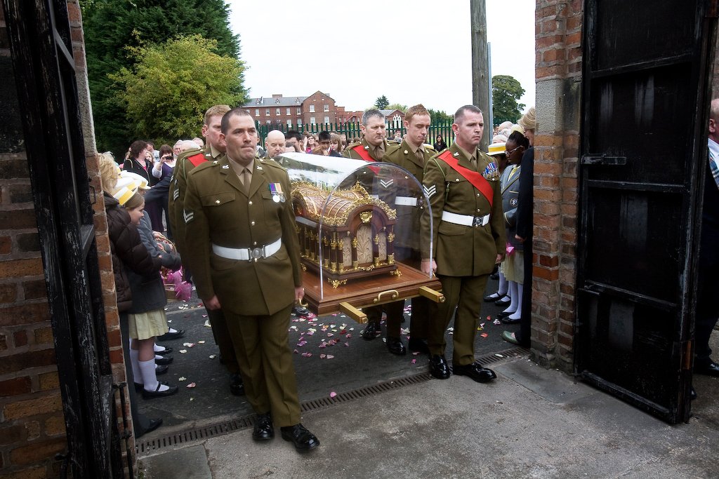 catholicEW's tweet photo. #pictureoftheday from our #archive 10 years ago The #relics of #StThereseofLisieux was in The #CarmeliteMonastery in #Preston
St Therese of Lisieux pray for us https://t.co/sDB8GsoJqo