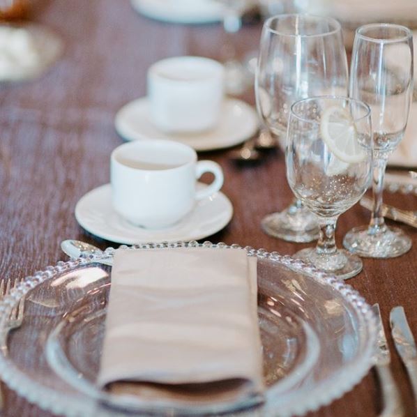 A timeless table arrangement for a classic wedding look 💕
.
.
Photographer: Marc Mikhail Photography &amp; Cinema
Venue: <a href="/CarmensInc/">Carmen's</a> 
.
.
See how you can upgrade your wedding too by visiting carmensgroup.com/weddings