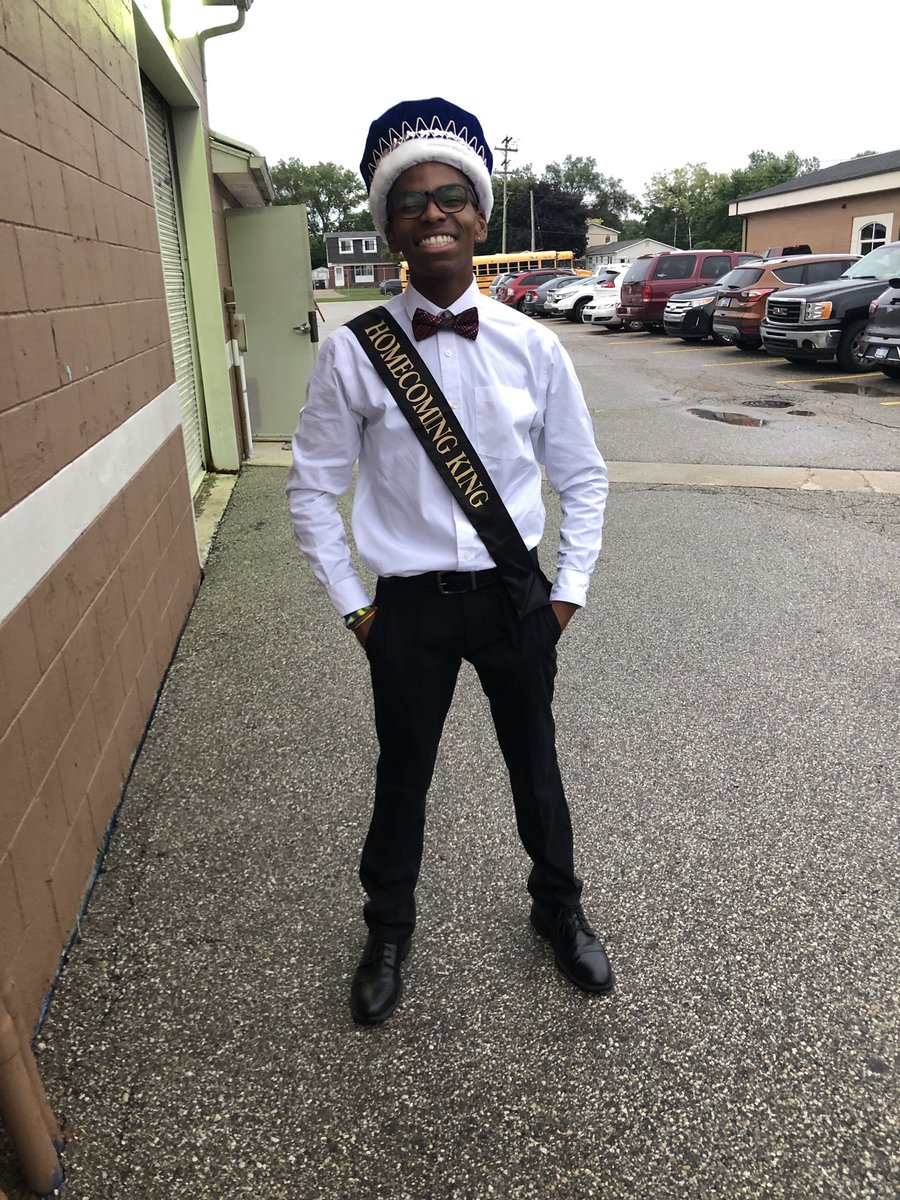 FraserGuard's tweet photo. Congrats to our very own @jakobexg4 for being elected Homecoming King last night!!!! ππππ #FHSCG #fraserfamily https://t.co/UZAPbyfu6S