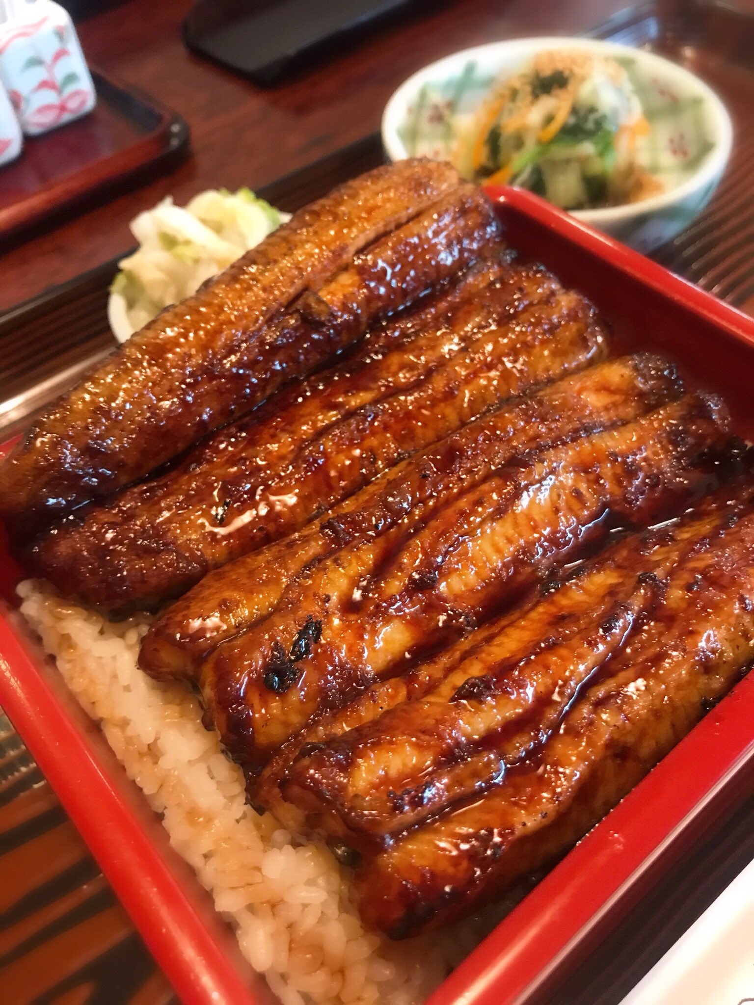 みず 掛川の 美味しい鰻 甚八 超有名店とのこと 開店45分前に並び始めて1巡目の最後で着席できた うな重 上松 はみ出とる 脂ののり具合と旨み 身はフワフワ タレの香ばしさ やばい 過去最高かも お店の方の接客も素敵 掛川きたら食べない みず 掛川の 美味しい鰻 甚八 超有名店とのこと 開店45分前に並び始めて1巡目の最後で着席できた うな重 上松 はみ出とる 脂ののり具合と旨み 身はフワフワ タレの香ばしさ やばい 過去最高かも お店の方の接客も素敵 掛川きたら食べない