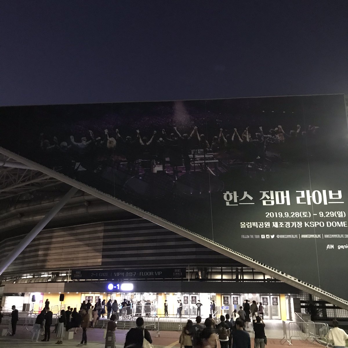 제가 티나 구오 활 끈어지는 걸 라이브로 봤지 말입니다. 여한이 없고요... 영화는 한 편도 안 봤어도 <캐리비안의 해적> 사운드트랙 첼로로 키는...