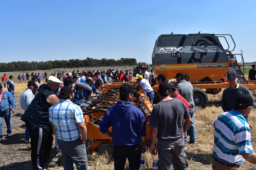 AgrometalArg's tweet photo. Multitudinaria dinámica en Río Cuarto. Más de 200 clientes sorprendiendose con las #virtudes y #tecnología de nuestra #APX
#liderensiembra #rumboalos70años #agrometal #adx #apx #mxmax #txmega #pivot #mxy #innovaciontecnológica #campoargentino #siembra #trigo #soja #maiz https://t.co/a5XQOcTwwd