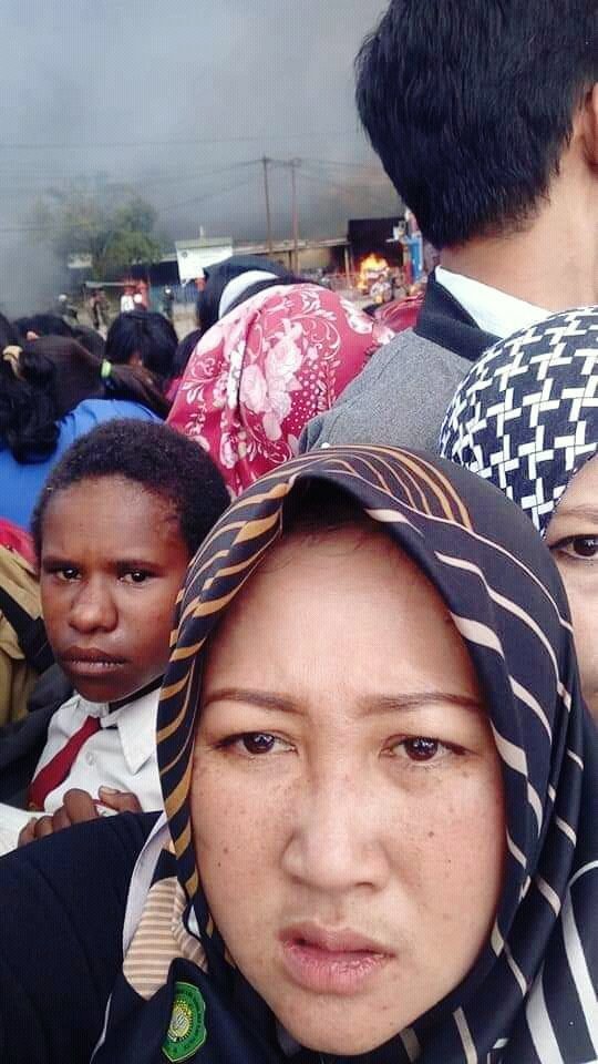 jayapuraupdate's tweet photo. Gambar ini bercerita banyak hal.. Latar belakang asap dri puing kerusuhan, dan sorot mata  yg menggambarkan ketakutan luar biasa antara hidup dan mati... 

*ada anak kecil disitu.. abaikan saja dari pandangan kalian.. anggap saja dia tidak ada..

#WamenaBerduka https://t.co/t4eWIVFDWX