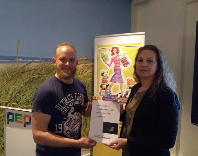Gisteren erbij toen Annemieke de Jong van#SteunpuntStuderendeMoeders het eerste exemplaar van de handleiding voor het #MBO aan Tweedekamerlid @peterKwint overhandigt. Op @schoolvoorAD #Moederklas werken we al volgens dit principe. Nu de andere scholen nog.
