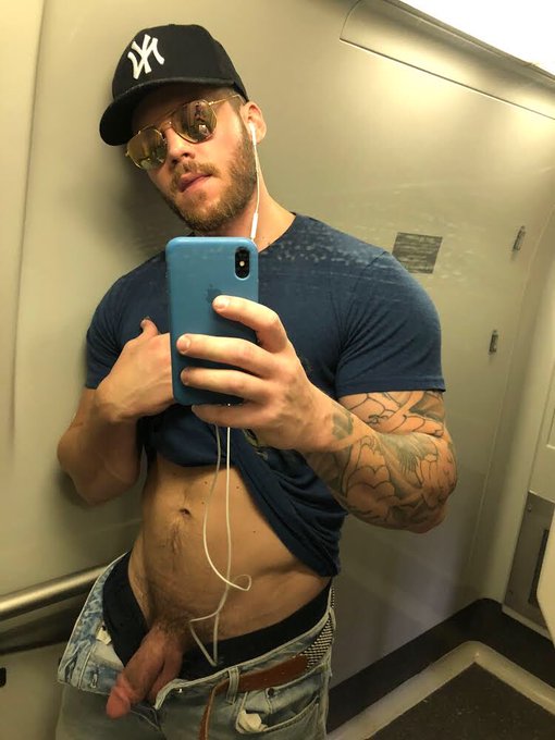 Tfw you can&rsquo;t find your Airpods. https://t.co/eXh0tXGz0u