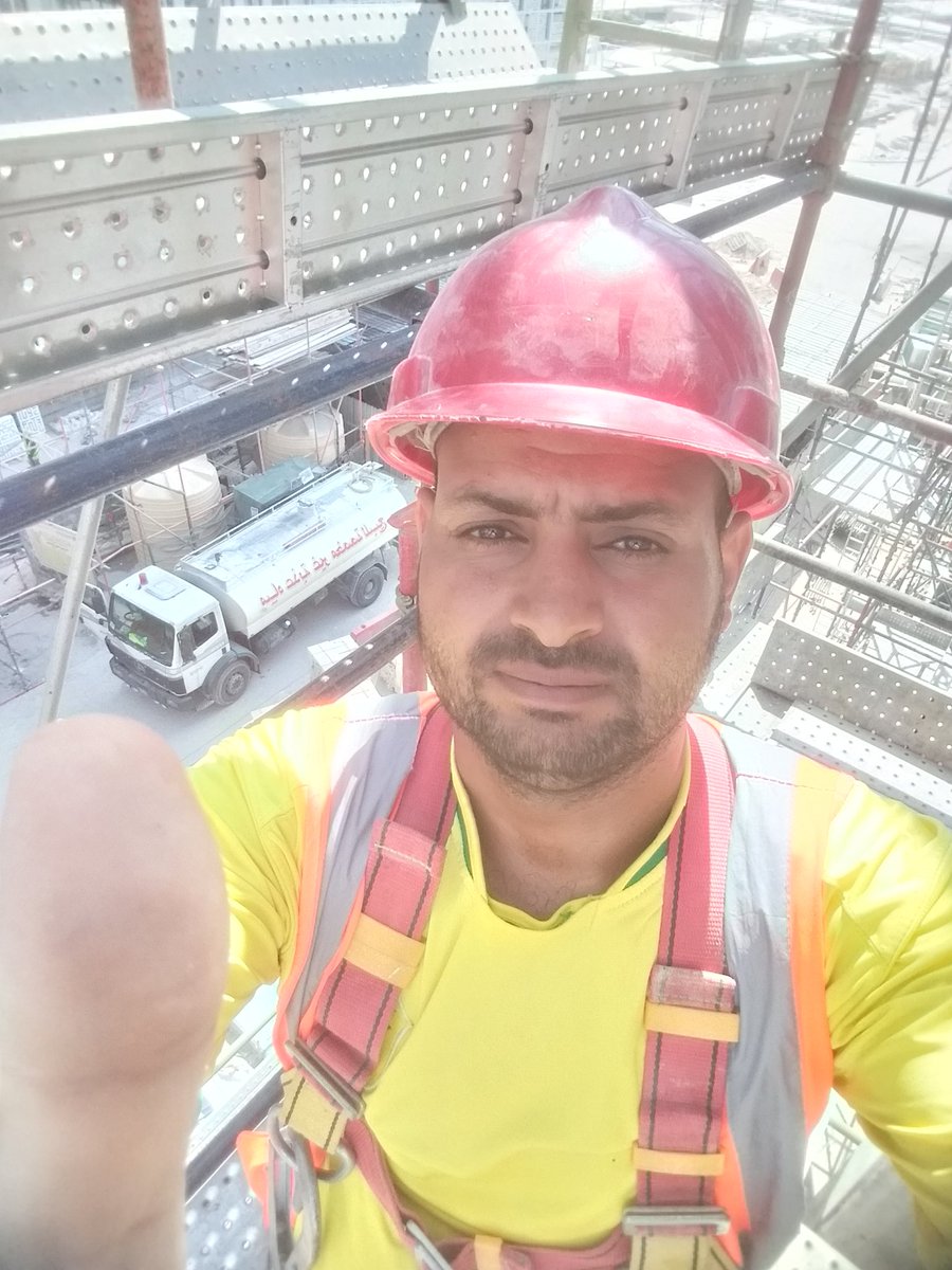 مصر فيها خير كتير بس للاسف سرقينه الكلاب المسعورة  احنا بنتذل فى الغربه