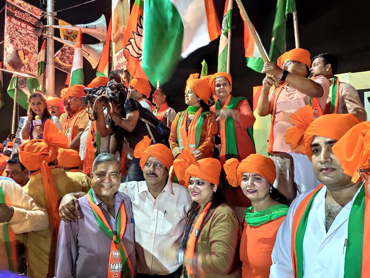 AlokKNMishra's tweet image. Outside Palam airport BJP workers excited to welcome @narendramodi,  say #ModiCreatesHistory in USA.

 @TOIDelhi @timesofindia
