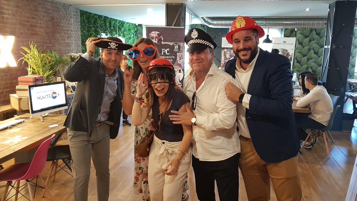 En Arroyomolinos tenemos los mejores profesionales. Comercios y empresarios de calidad y con mucha iniciativas. Hoy, lo hemos comprobado en la I Feria de Bodas, organizada por <a href="/madoxviajes/">MADOX VIAJES</a>. Porque para preparar este día tan especial, aquí tenemos a los mejores. #MeGustaArroyo