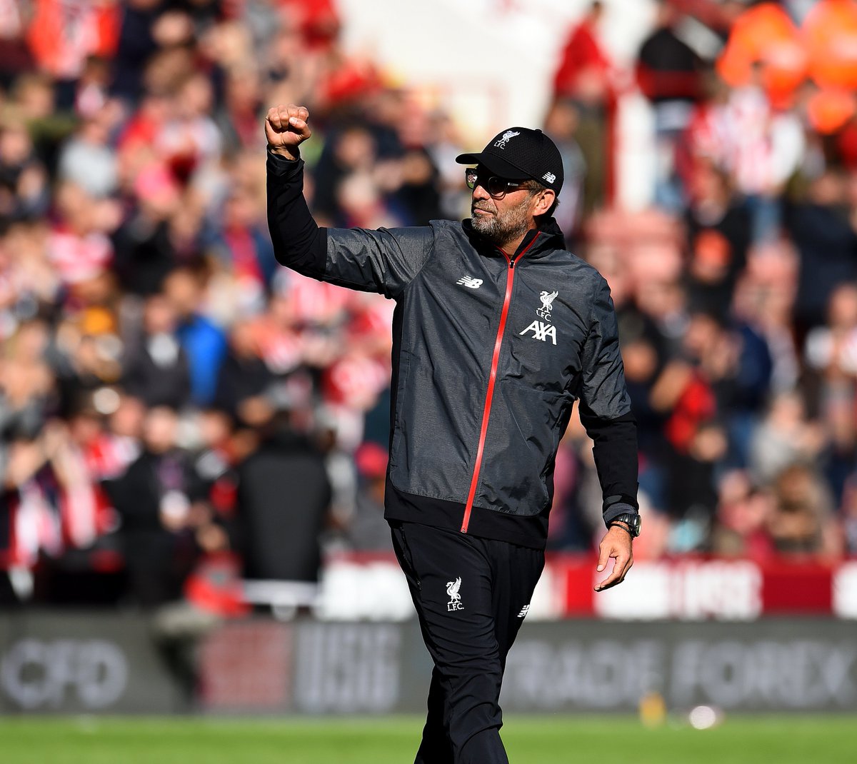 LFC's tweet image. 1⃣6⃣ @premierleague wins in a row
0⃣8⃣ @premierleague away wins in a row
0⃣7⃣ wins to start the @premierleague season

UP. THE. REDS. ✊🔴