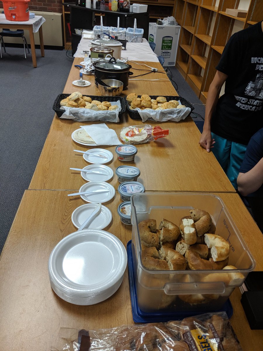 BlueAceDebate's tweet photo. #largeplates #hospitality #thanksmom https://t.co/IXxT8UkDXu