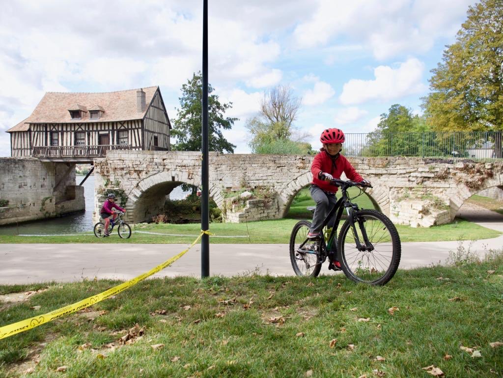 [#FêteenSeine]
Retour en images sur l’atelier qui s’est tenu aujourd’hui au niveau du vieux-moulin à 
<a href="/VilledeVernon/">Ville de Vernon</a>
 dans le cadre de #FêteenSeine. Au programme, des ateliers de maniabilité pour maitriser son vélo !
Pour + d’infos rendez-vous sur fete-en-seine.fr