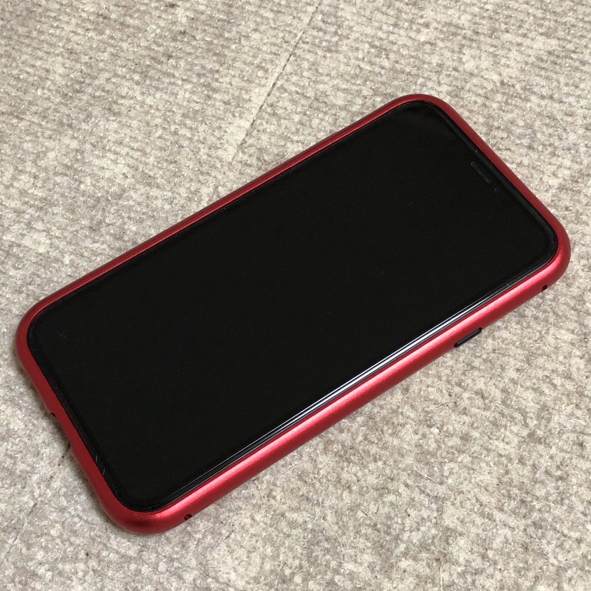 Mi3papa みーさんパパ Na Twitteru ダイソー がスゲーの出した Iphonexr 用アルミバンパー 500円という もはや 100均の領域をブチ破った高額商品で面白い モナカ式バンパーで 磁石で接続 横のボタンもアルミだったら言うことなしやったなぁ でも落としたら