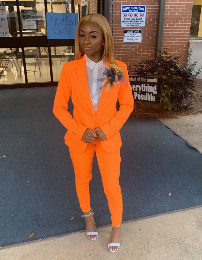 raavensymonee_'s tweet photo. get bigπ€―π§‘
#SeniorClassRepresentative https://t.co/lHhEehkm07
