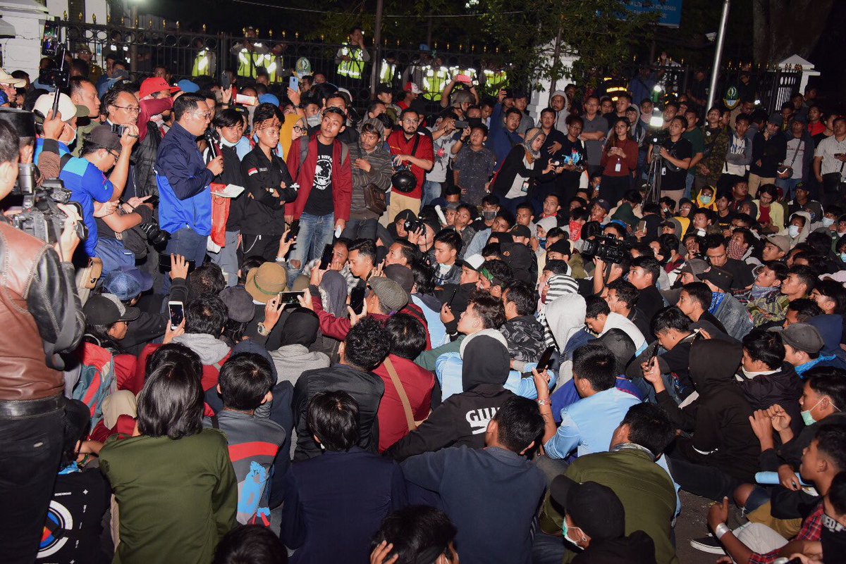 MENEMUI para mahasiswa/pelajar &amp; warga di depan Gedung Sate &amp; merespon segenap tuntutan aspirasinya terkait UU KPK dan RUU lainnya. Insya Allah secepatnya akan disampaikan dan diperjuangkan kpd pemerintah pusat &amp; DPR. Dan terima kasih kepada semua pihak sdh menjaga Jabar kondusif