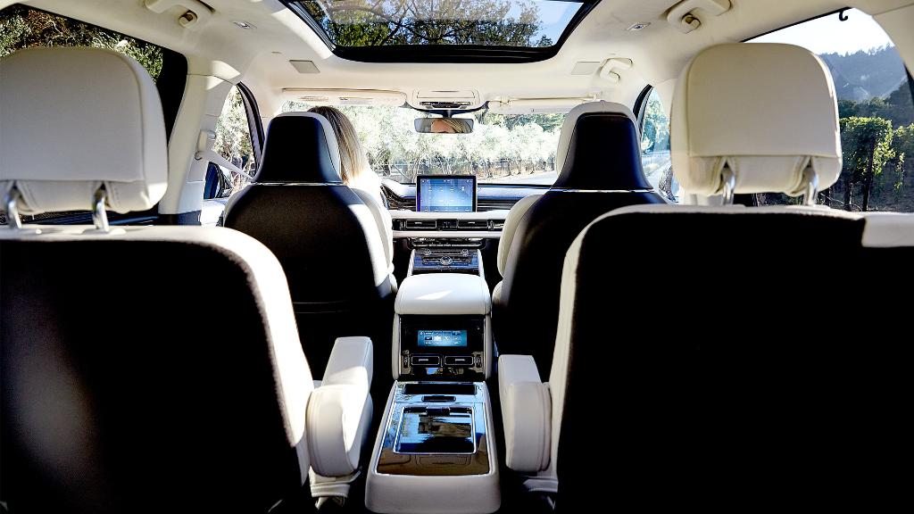 LincolnMotorCo's tweet photo. Streamline your drive. The all-new 2020 #LincolnAviator has space for up to seven people.

*Lincoln Black Label model shown https://t.co/xWEFeuLlaH