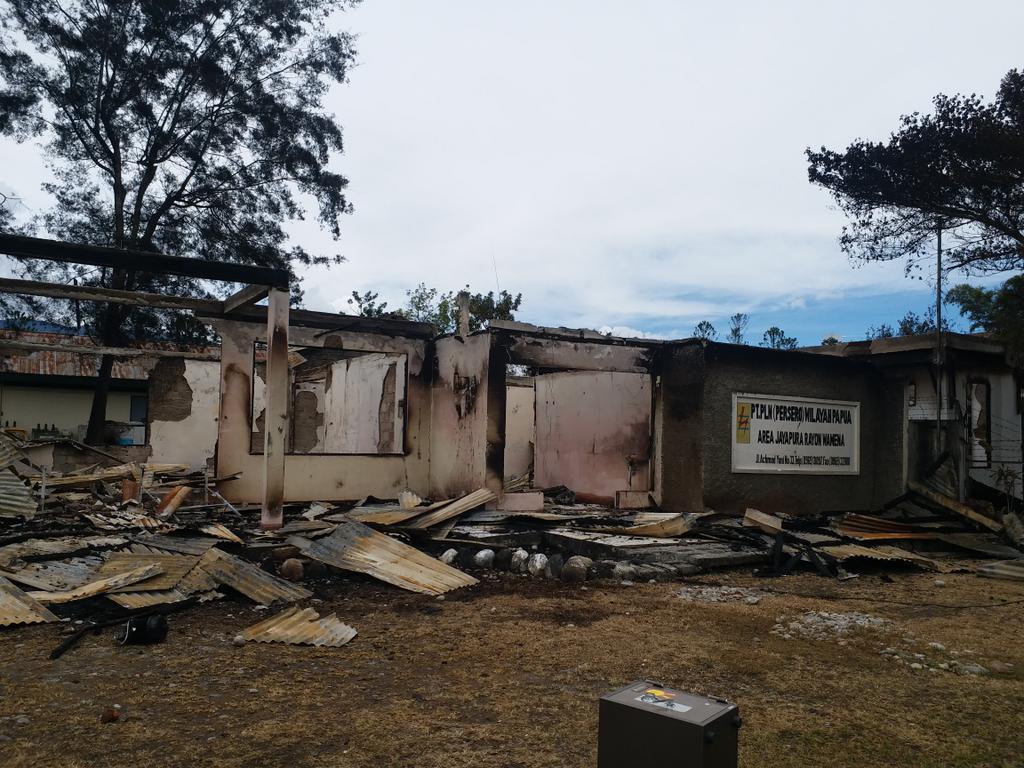 Naufal_Alamsyah's tweet image. Pak @jokowi inilah kantor kami PT.PLN (Persero) UP3 Wamena, pasca kerusuhan di wamena. Tolong jangan anggap ini sepele. Ini masalah yg cukup serius. Kami hampir mati dibakar massa didalam kantor, Alhamdulillah kami berhasil kabur ke belakang kantor dan sembunyi di rumah warga