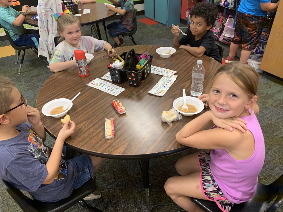 FPSBillieKids's tweet image. Apples apples, and more apples...who knew you could use them for an experiment, graphing and taste testing! #FPSPride #HandsOnLearning #ScienceAndMath #LearningMadeFun #TeamLoth 🍎🐏