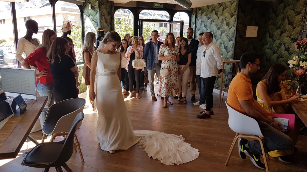 Arroyomolinos's tweet photo. Hoy se celebra en #Arroyomolinos la I FERIA DE BODAS, organizada por @madoxviajes. Una experiencia que surge de la iniciativa privada y de los excelentes profesionales de nuestros comercios, empresarios y hosteleros. Una representación del equipo de Gobierno ha asistido al evento https://t.co/sIL68xmpmA