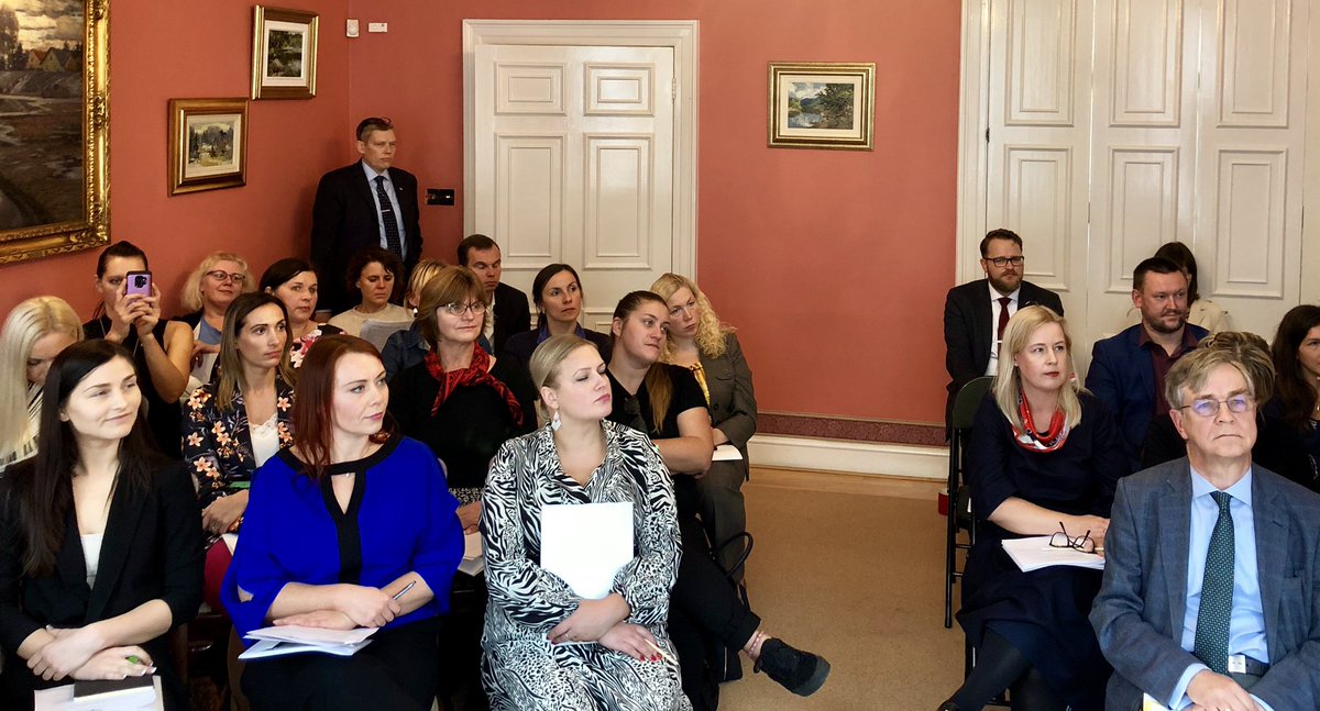 LVembassyUK's tweet photo. Vēstniece @BaibaBraze un ĀM Īpašo uzdevumu vēstnieks Aivars Groza šodien uzņem latviešu organizācijas no visas Apvienotās Karalistes uz ikgadējo sanāksmi. 

Spraigas sarunas par atbalstu biedrību projektiem, Brexit sekām, un Vidzemes Augstskolas vadīts medijpratibas seminārs. https://t.co/FDkuFPQ4cC