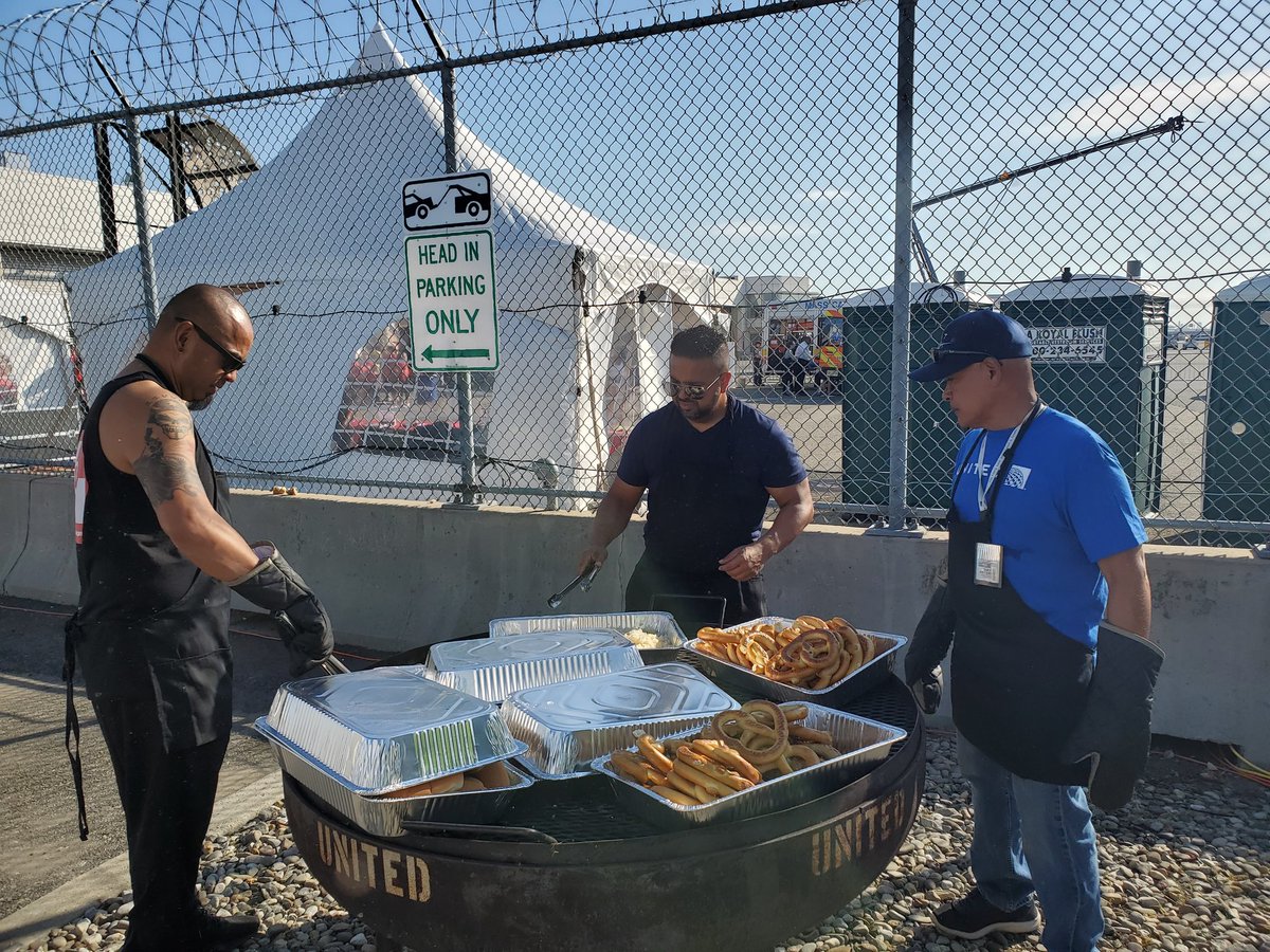 RonDebe's tweet photo. EWR Ramp Training Team helping out with airport day in Newark on this beautiful Saturday morning #cheflife #safeserve #weareEWR #teamworkmakesthedreamwork @weareunited #beingunited #FLY2WINNYC @carlcoxunited @KellyTolbertUAL @Trozie2 @EWRmike #hotdogs #familyfun https://t.co/pQMi7PiT3G