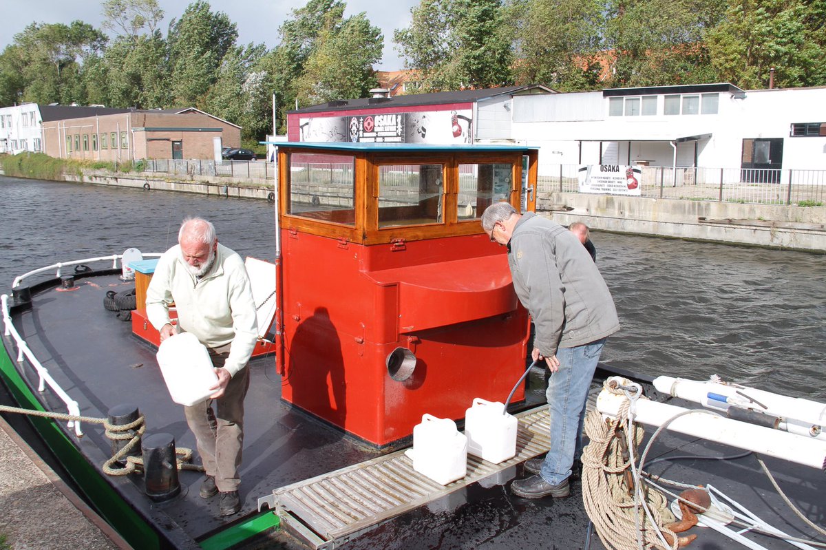 Twee emmertjes water halen, twee emmertjes pompen. De ‘Wilhelmina’ wordt klaargemaakt voor de <a href="/Furieade/">Furieade</a>, volgend weekeinde in Maassluis.
