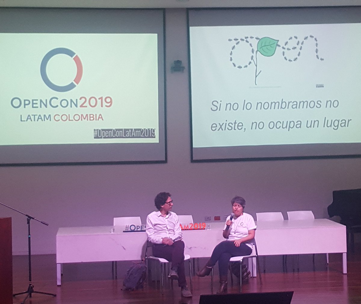 anneclinio's tweet image. Arrancamos el último día de #OpenConLatAm2019, @carobotero  nos comenta la necesidad de nombrar lo que queremos decir con ciencia abierta desde las experiencias y sabor latinoamericano.