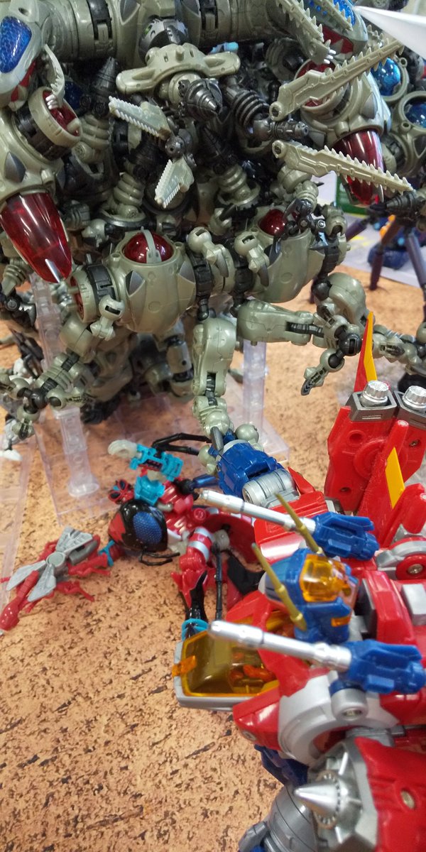 donm645's tweet photo. ダイアバトラスV2「死ね、オラ! ワルダー野郎!!」
? ? ? 「あぶない!!!」
ストームライダー「ハッ!?」 #ダイアクロン #マ技展 #botcon #botcon2015 https://t.co/NEAcEozZ68