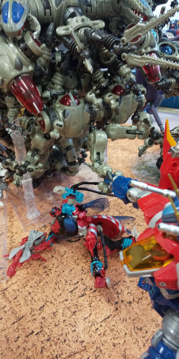 donm645's tweet photo. ダイアバトラスV2「死ね、オラ! ワルダー野郎!!」
? ? ? 「あぶない!!!」
ストームライダー「ハッ!?」 #ダイアクロン #マ技展 #botcon #botcon2015 https://t.co/NEAcEozZ68