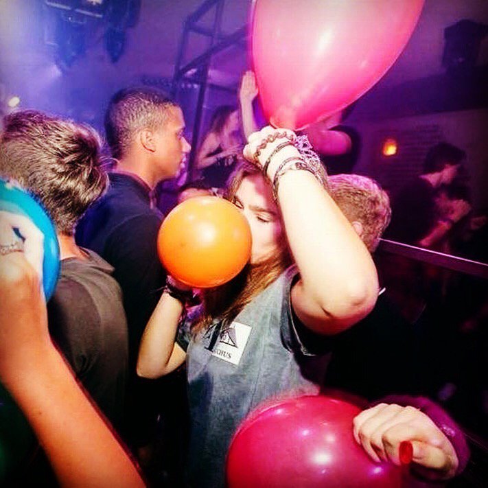 шары с веселящим газом. шарики счастья веселящий газ. веселящий газ картинки. веселый газ. увеселительный газ.