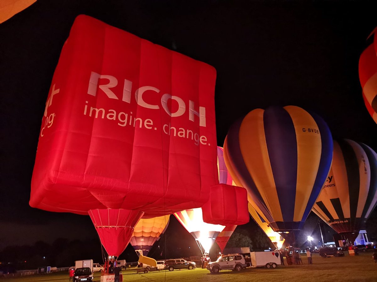XBallooning's tweet photo. Our #specialshape cube @RicohUK #hotairballoon is glowing to the music at the @YBF2019 right now! It’s an amazing sight. @VisitYork #YorkBalloonFiesta @BBCYork #nightglow #Balloons https://t.co/Cj8VS2EZBe