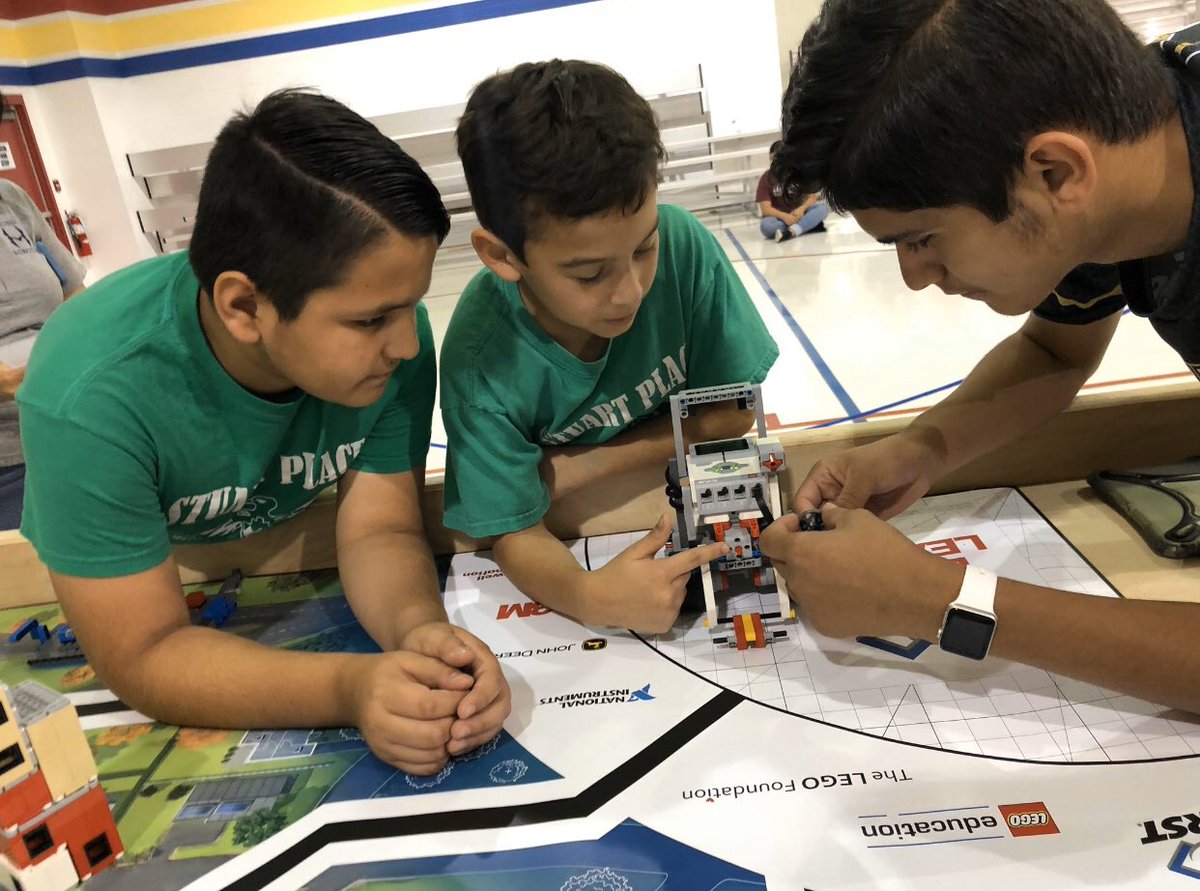 FTC13108's tweet image. Today we not only had the team volunteer but also some of our parents! Together #WeAreFIRST #volunteer #FLL @FIRSTRGV
