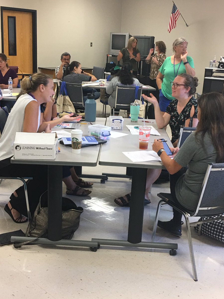 SMCISD_AVID's tweet photo. ✏️C✏️U✏️R✏️S✏️I✏️V✏️E✏️
We had a packed room today at our afternoon “Writing Without Tears” training on writing in cursive📝 Thank you to our AMAZING 2nd-5th grade teachers who participated🙌🏽 @SMCISD_supe @SMCISD_TLA @hwtears @SanMarcosCISD https://t.co/PSBLPlkcpY