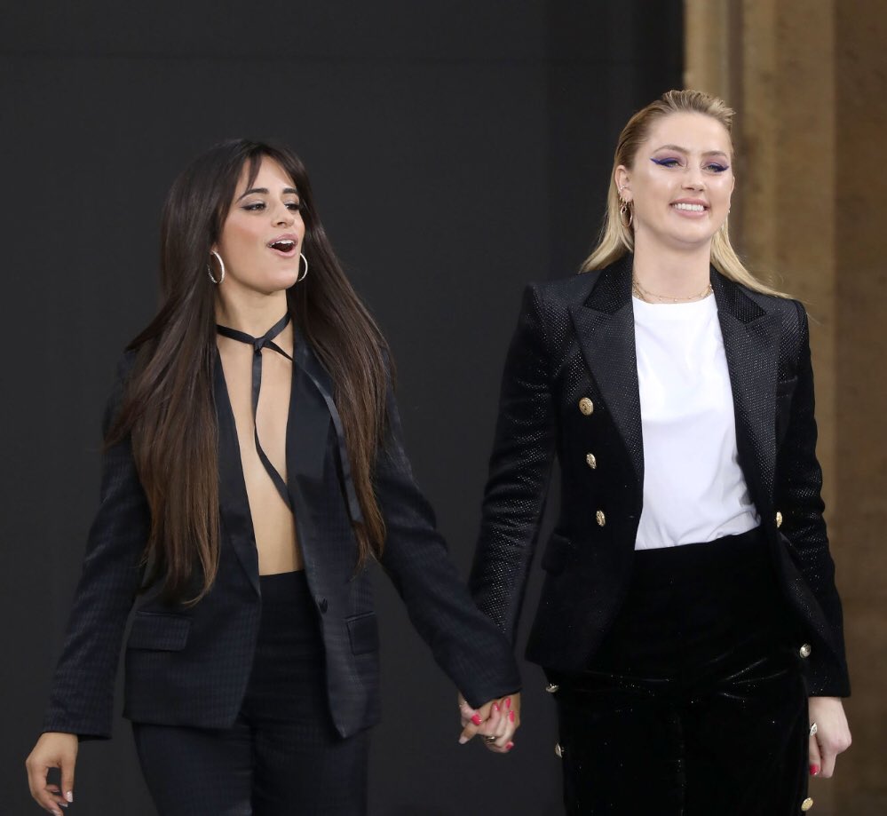 inspiredkarla's tweet image. camila cabello y amber heard caminando de la mano. ese es el tweet.