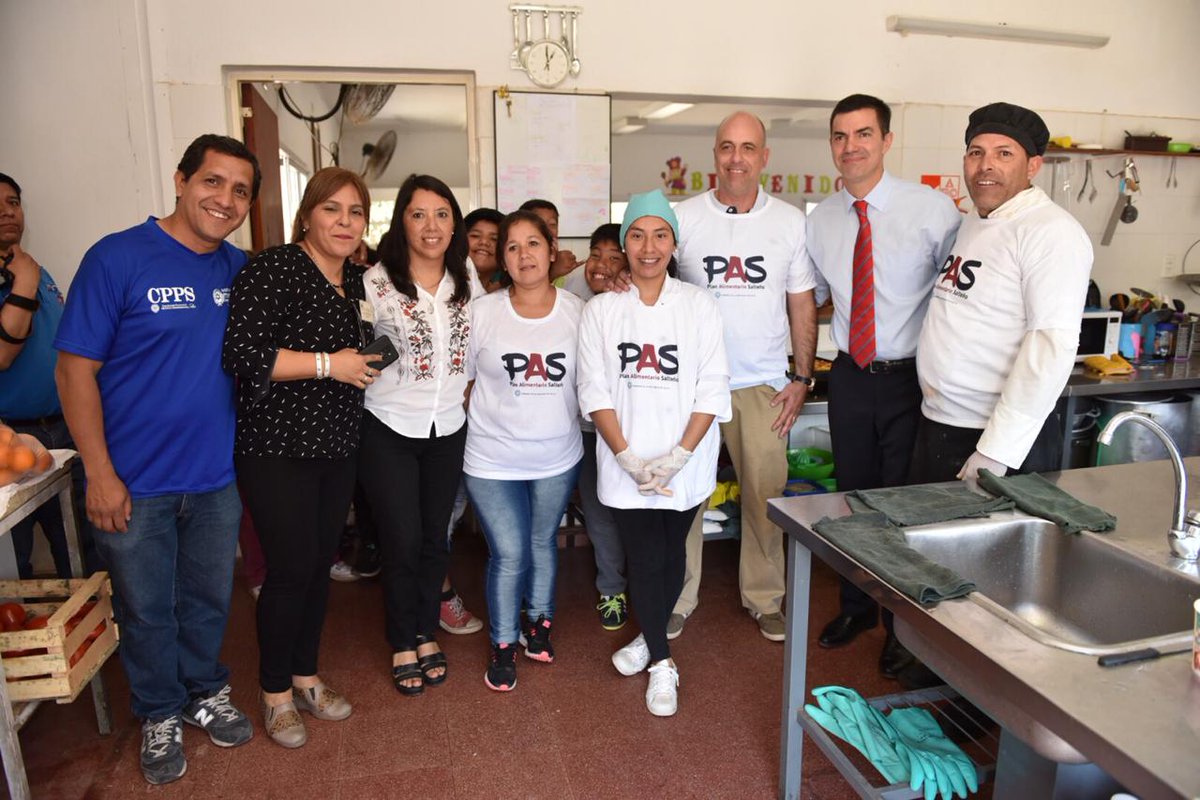 En todas las escuelas de nuestra provincia se está llevando adelante el Programa Alimentario Salteño que es la manera que encontramos para hacerle frente a esta crisis que nos toca vivir, y para que nuestros chicos no se queden sin un plato de comida durante el fin de semana.