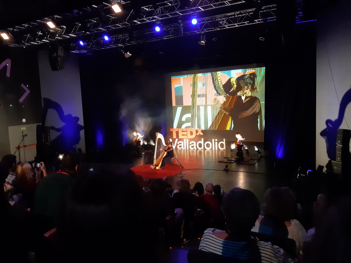 Esta tarde @PilardelOlmo y @MariaDeDiegoD han podido disfrutar de las propuesta en tecnología, entretenimiento y diseño que se han presentado en @TEDxValladolid 
#MiradasAlFuturo
¡¡Enhorabuena a @Belen_Viloria y a toda  la gente que organiza #TEDxValladolid!!👏👏