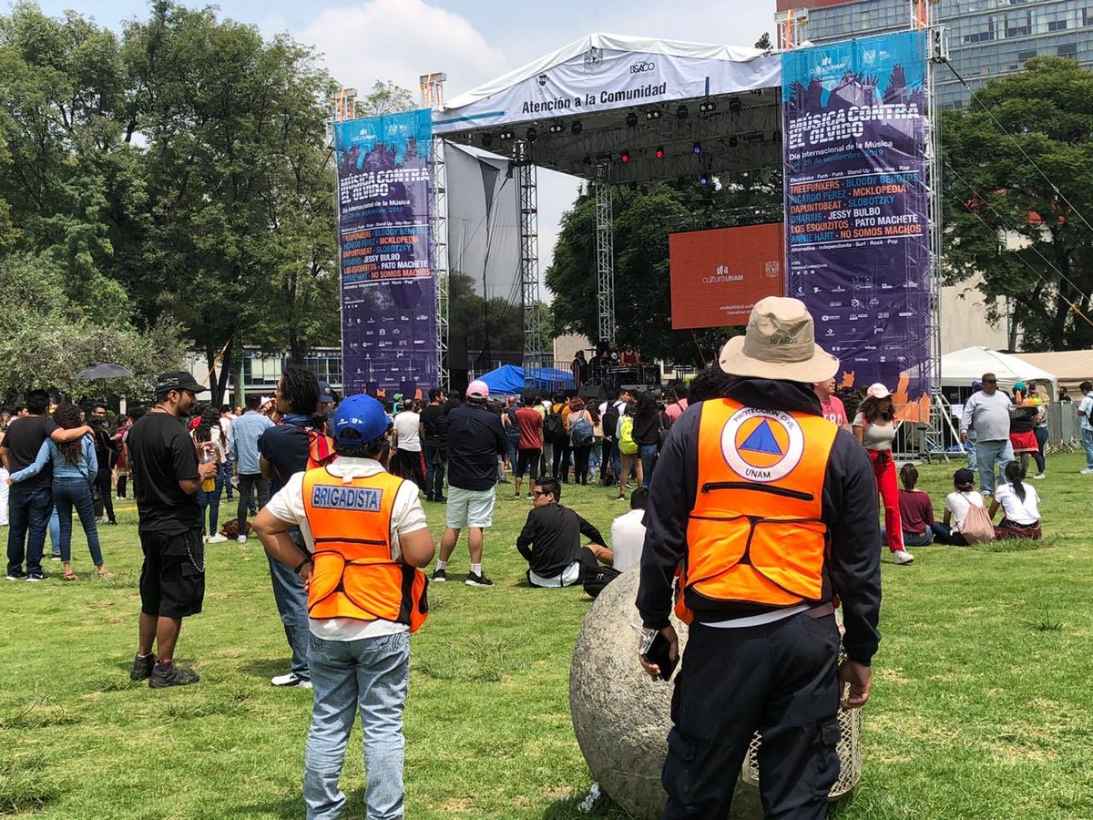 PCUNAM's tweet photo. Personal de la #DGAPSU presente en #MúsicaContraOlvido en las #IslasdeCU. 
Recuerda estar atento a las indicaciones del personal brigadista 
#ProtecciónCivil #UNAM https://t.co/sQzUnrvUno