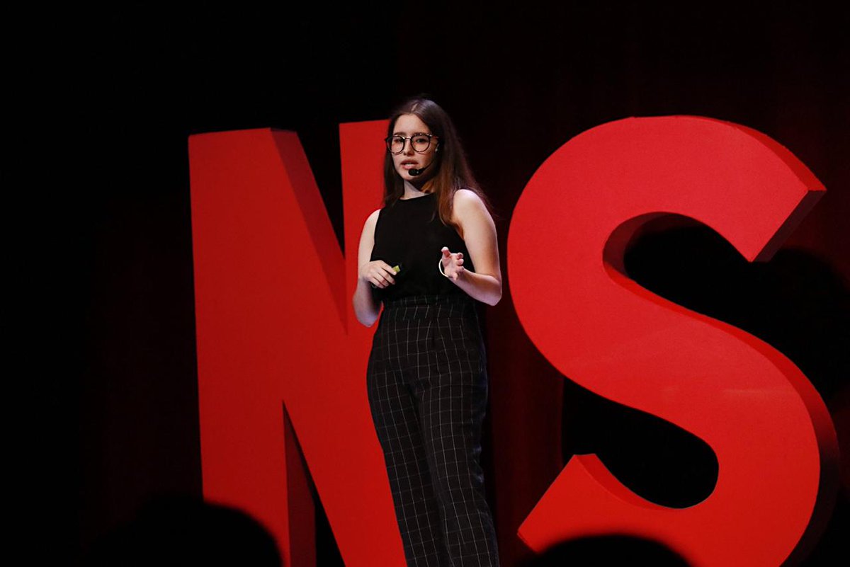 "El mundo realmente no terminará como de pelicula, nosotros somos los que alimentaremos y diseñaremos la inteligencia artificial del futuro" @DannyUnz  en #NearsoftCon