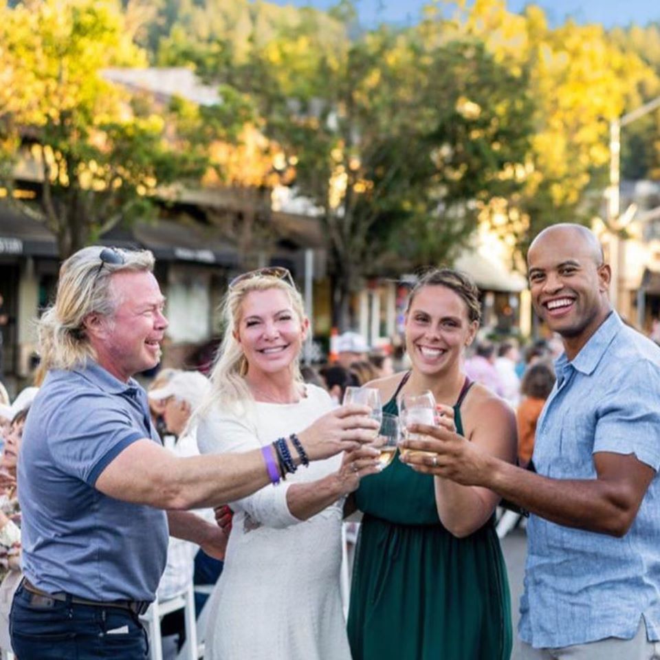 Susanhoff's tweet photo. Ahhhh training and then wine- weβre a good team! Cheers to my long time personal fitness trainer @donovanalmond owner of @DonovansWellnessSolutions.
#workoutforwine #personaltrainer #gymaddict #fitnessmodel https://t.co/RK7lgz47oj