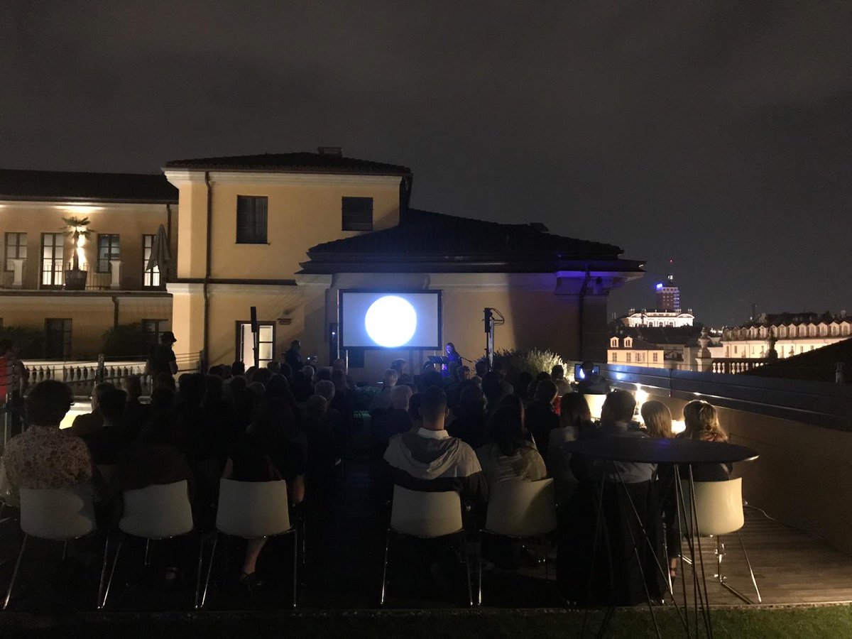 CircoloLettori's tweet photo. 🌑 Sulla terrazza dell’hotel NH Giulio Biino, presidente della Fondazione #CircoloLettori rievoca la straordinaria notte in cui, per la prima volta, l’uomo ha messo un piede sulla luna 🌒 È #ToSp19 “Ad infinita notte”
@ToSpiritualita https://t.co/Bl9I8r3iqP