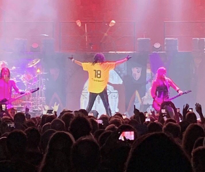 Alice Cooper intog Partille Arena Ikväll iförd Sävehof tröja nummer 18. Det är stort! #gulsvartmagi #tillsammans @partillearena <a href="/partillekommun/">Partille kommun</a> <a href="/alicecooper/">Alice Cooper</a> #wewillrockyou