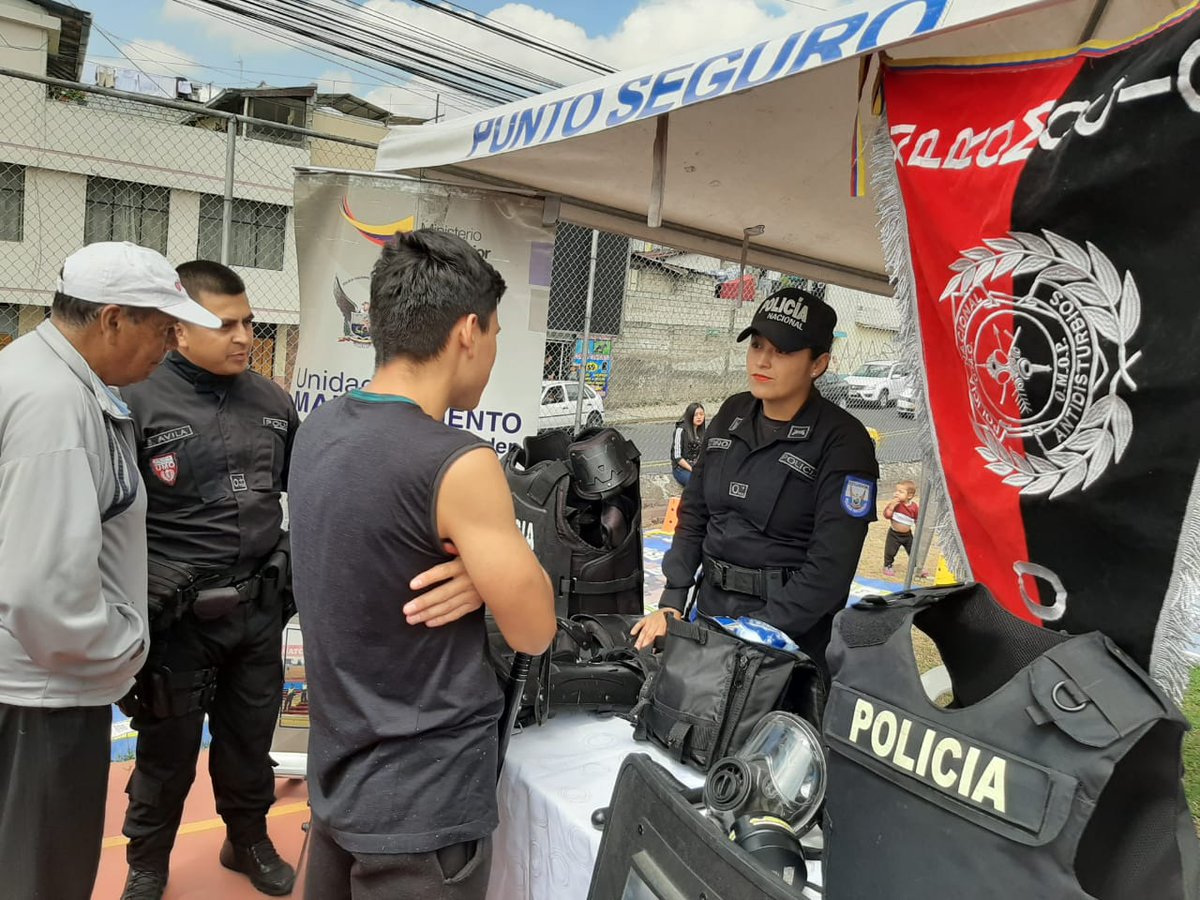 PoliciaEcuador's tweet photo. Realizamos "Feria de Salud y Seguridad Ciudadana" en el sector de la #Mena2 en #UIO, la comunidad conoce de cerca la labor que realizan día a día los diferentes servicios que tiene @PoliciaEcuador #DirSalud https://t.co/vT6HSox5Te