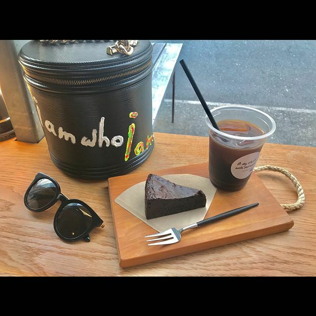KATARAORYOTA's tweet photo. ゆったり休日🦖💕
#cafe #art #fashion #chocolate #cake #coffee #schoolbascoffeestop #kitahamacafe #holiday #カフェ #カフェ巡り #アート #ファッション #チョコレート #ケーキ #コーヒー #スクールバスコーヒーストップ #北浜 #北浜カフェ #北浜カフェ巡り #甘党 https://t.co/qW2TaGjM78 https://t.co/EzSxpve18z