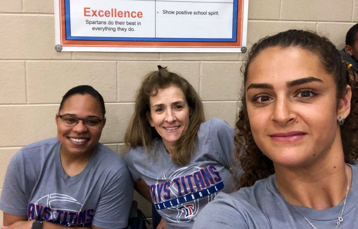 2Fast2Farias's tweet photo. Love coaching with these women! 
#Volleyball #TitanPride  #TaysAthletics @AthleticsTays https://t.co/jnZyLZuhwu