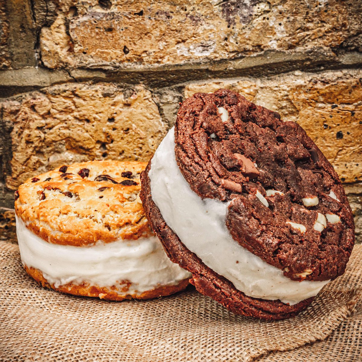 eatnyce's tweet photo. Chocolate chip or double chocolate protein icecream cookie sandwiches. We’re far from regular.
#yogland #fitfrozendessert #proteinicecream #proyo #moreprotein #lesssugar #eatwithpurpose #eatforfuel #proteintreat #proteinsnack #ketosnack #ketotreat #healthyicecream
. https://t.co/MtuHyinazg