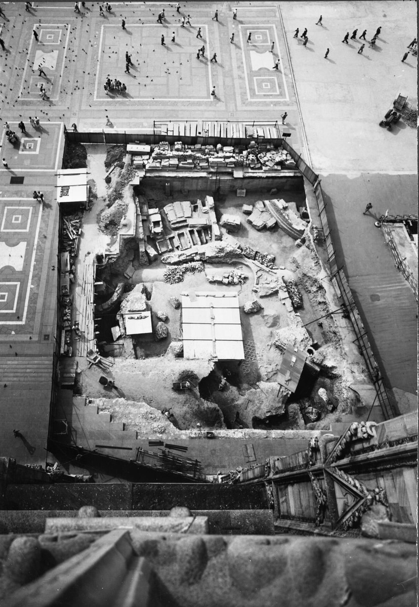 Sapevate che nell'Area archeologica sotto <a href="/DuomodiMilano/">Duomo di Milano</a> si trovano le testimonianze delle origini del cristianesimo a Milano? Già nel 1914 Ugo Monnet de Villard riconobbe nei resti murari tardo-romani rinvenuti proprio sotto il pavimento del sagrato il battistero di San Giovanni