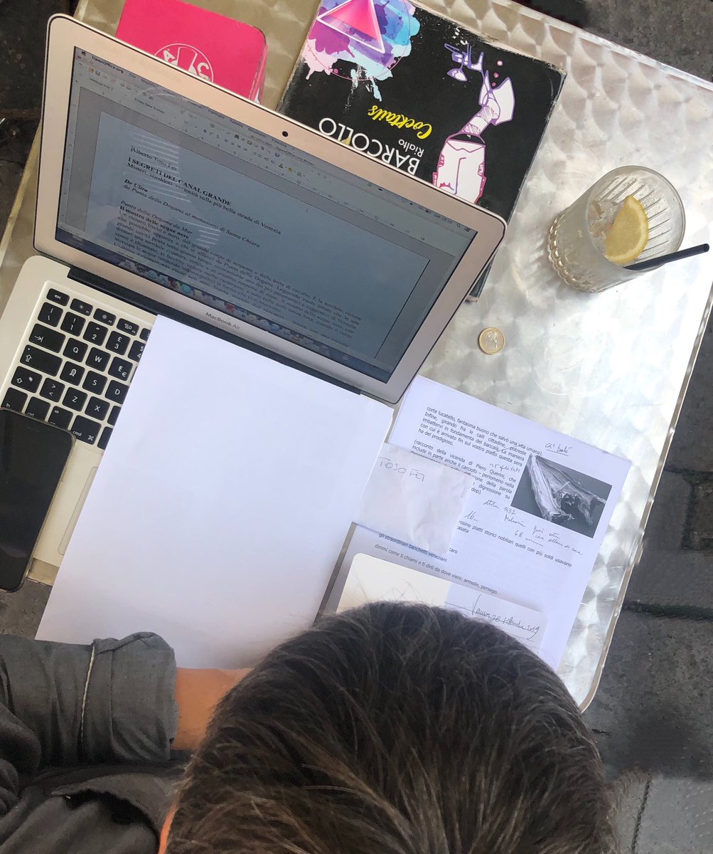 veneziaunica's tweet photo. #SaorVenezia SPOILER | intercettato il Cantastorie @AlbertoTosoFei che prepara le ultime battute del suo reading. In Peschera a Rialto dalla 18.30 a seguire la performance di #DonPasta
Non mancate! https://t.co/9OkfBJmOCI