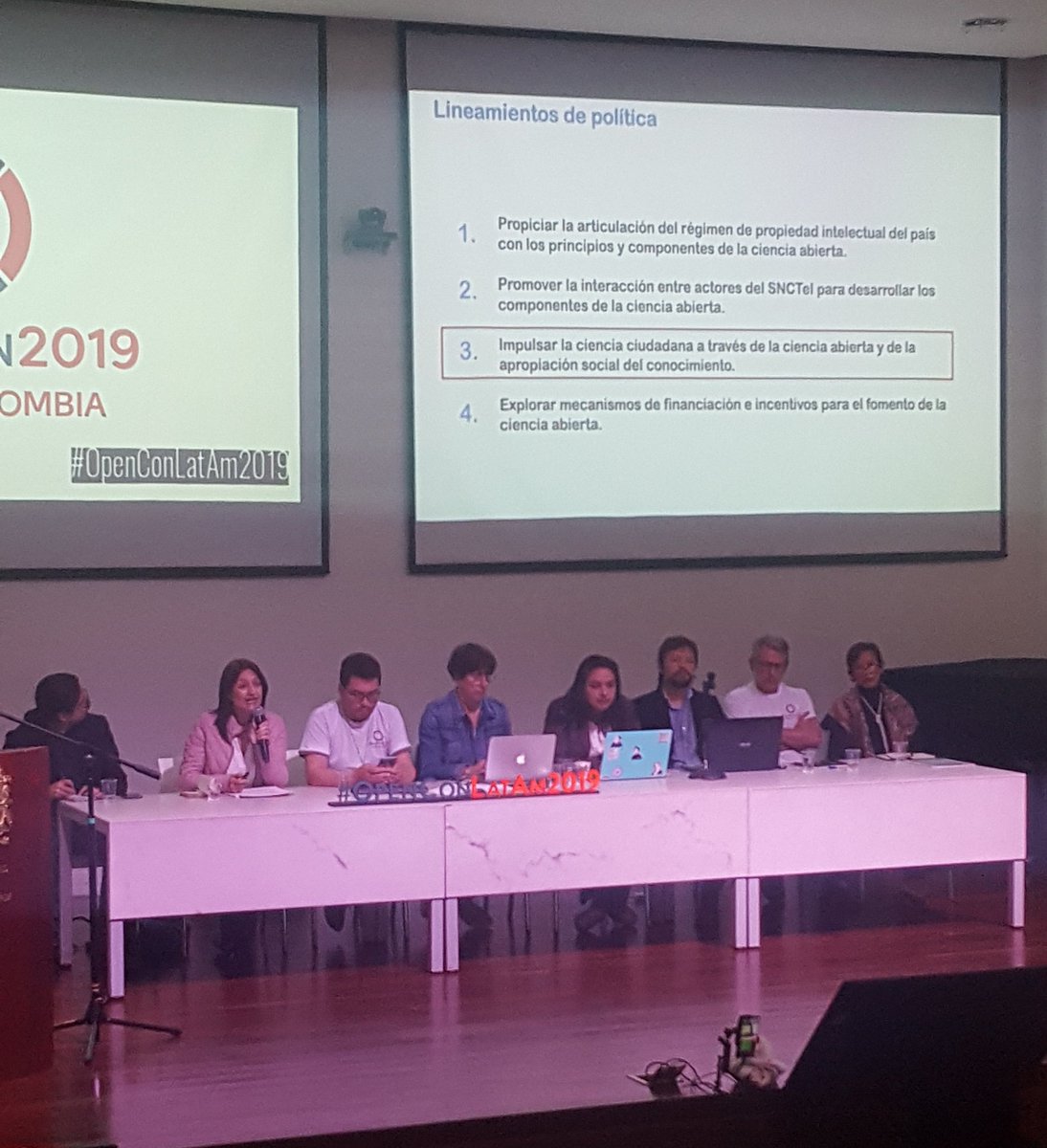 anneclinio's tweet image. La representante de @Colciencias nos comparte el proceso de construcción de la política nacional de ciencia abierta - con consulta virtual y talleres internos. Segun ella, los destaques son el tema de prop. intelectual y la promoción de la ciencia ciudadana.  #OpenConLatAm2019